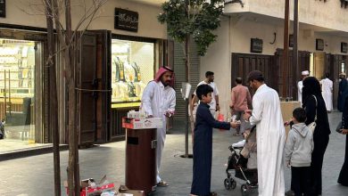 شباب جدة يشاركون في توزيع الإفطار على المارة في رمضان